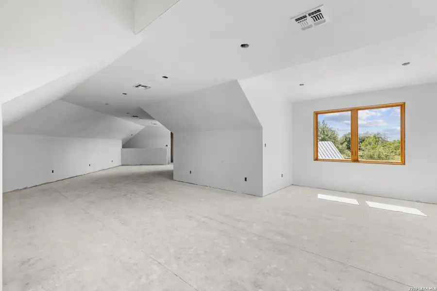 Spacious, unfurnished interior of a new home in , Fredericksburg (Image 20).