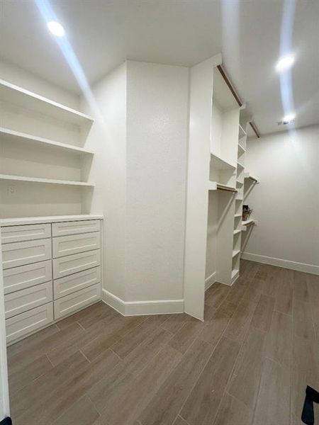 Spacious, unfurnished interior of a new home in , Weatherford (Image 28).