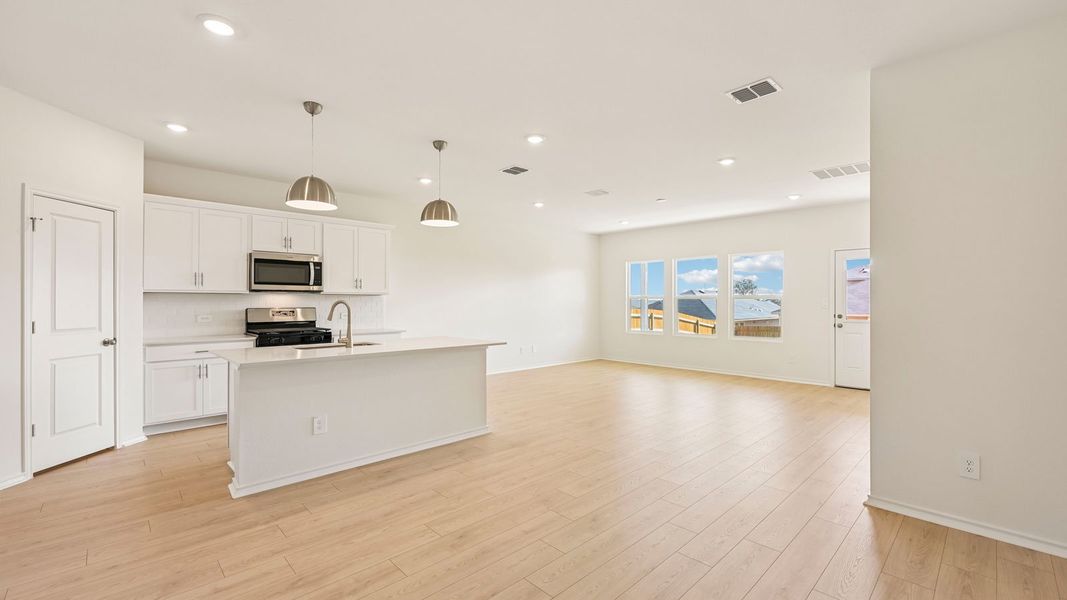 Spacious, unfurnished interior of a new home in Valverde, Bastrop (Image 13).