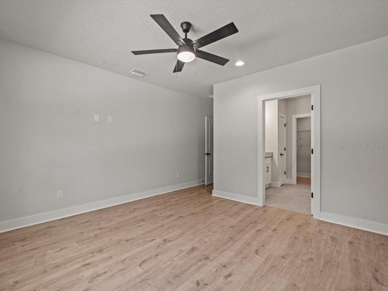 Spacious, unfurnished interior of a new home in , Weeki Wachee (Image 14).