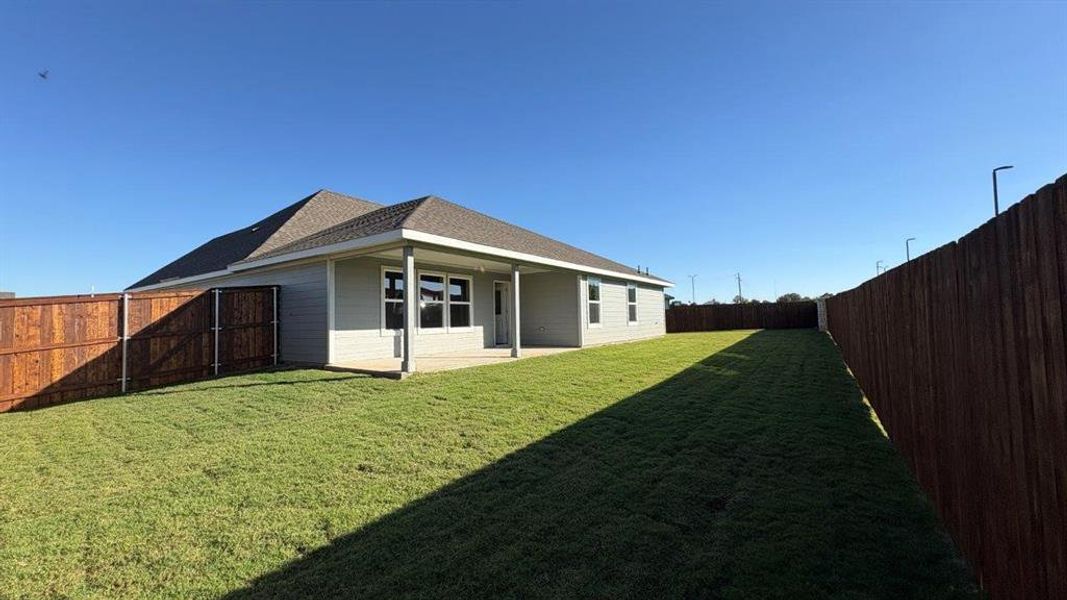 Exterior details and patio area of a home in Sandstone Estates, Granbury (Image 16).
