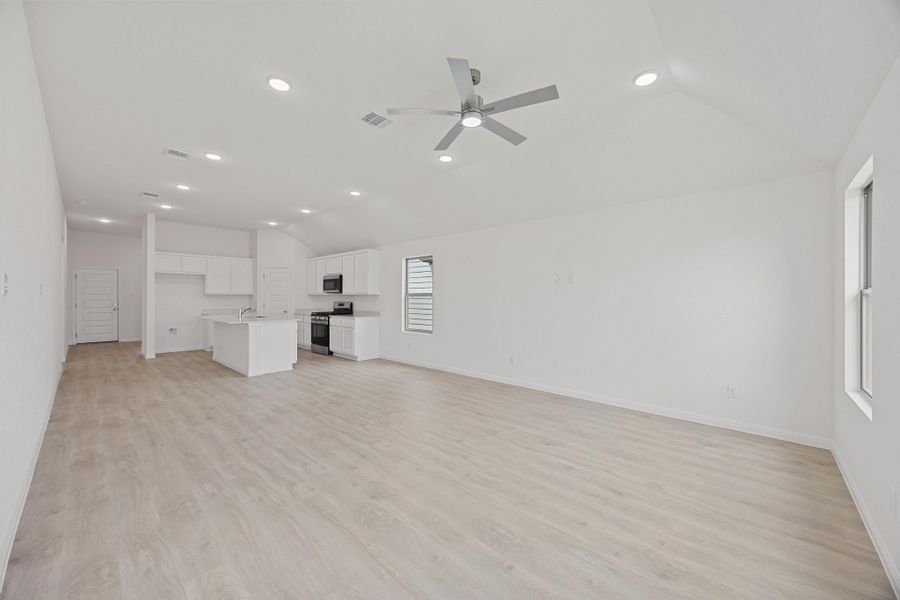 Spacious, unfurnished interior of a new home in Trinity Ranch, Elgin (Image 14).