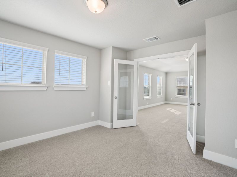 Spacious, unfurnished interior of a new home in Lark Canyon, New Braunfels (Image 27).