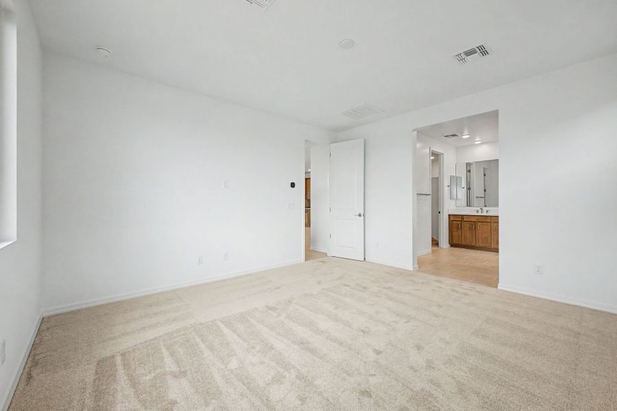 Spacious, unfurnished interior of a new home in Bella Vista Farms, San Tan Valley (Image 10).