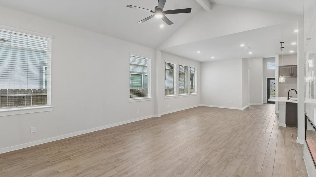 Spacious, unfurnished interior of a new home in Meyer Ranch 45's, New Braunfels (Image 11).