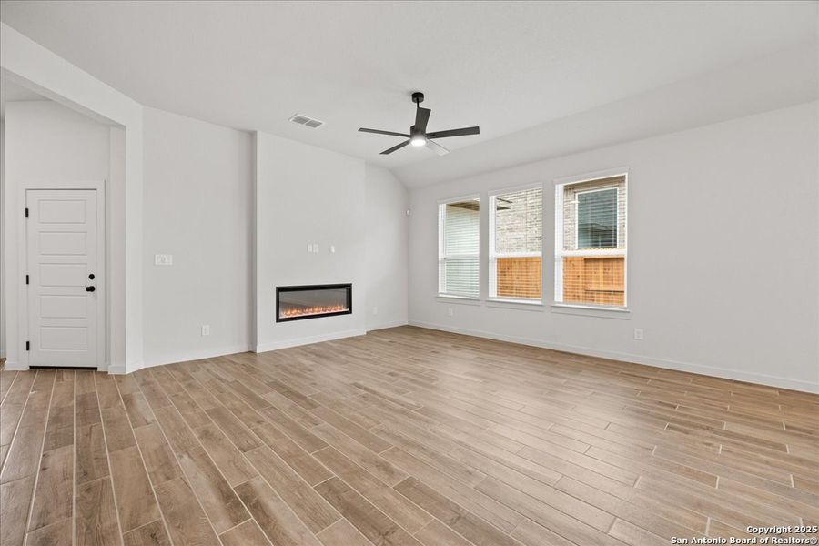 Spacious, unfurnished interior of a new home in Stream Waters, Seguin (Image 18).