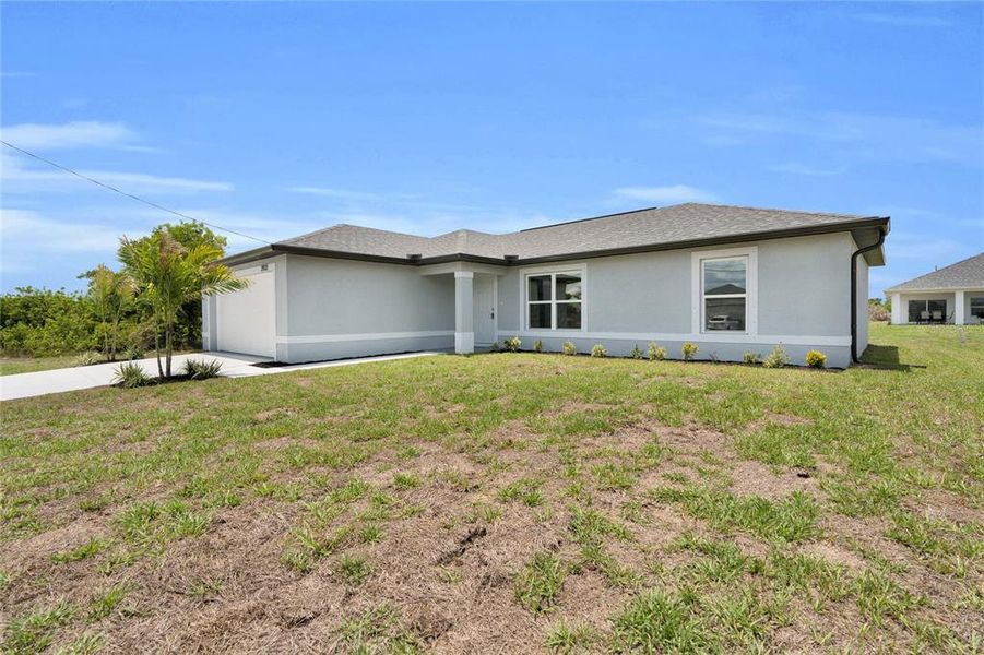 Exterior details and patio area of a home in , Cape Coral (Image 24).