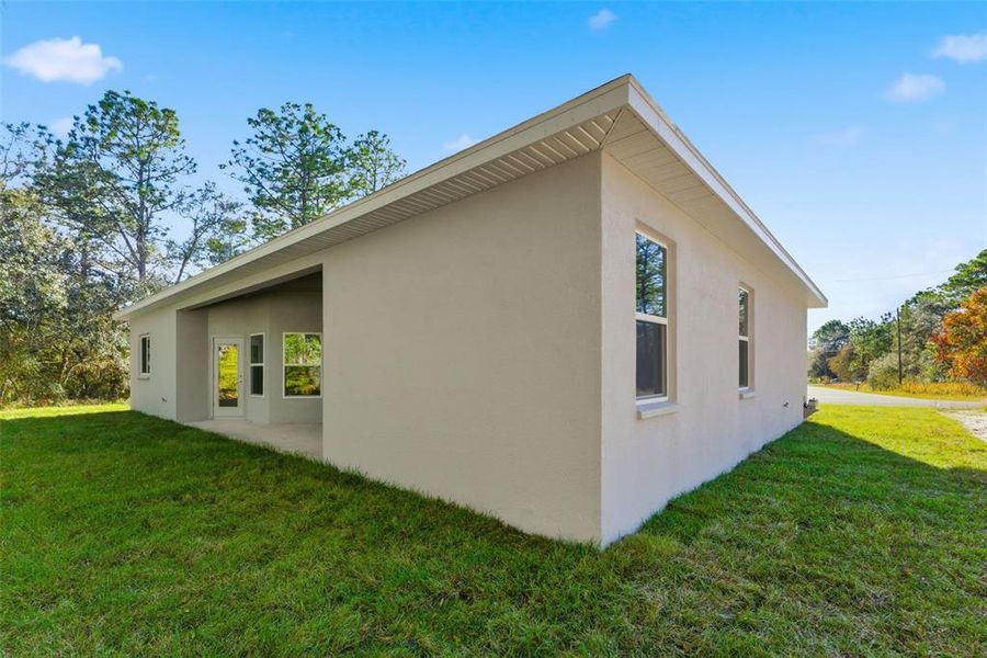 Exterior details and patio area of a home in , Citrus Springs (Image 4).