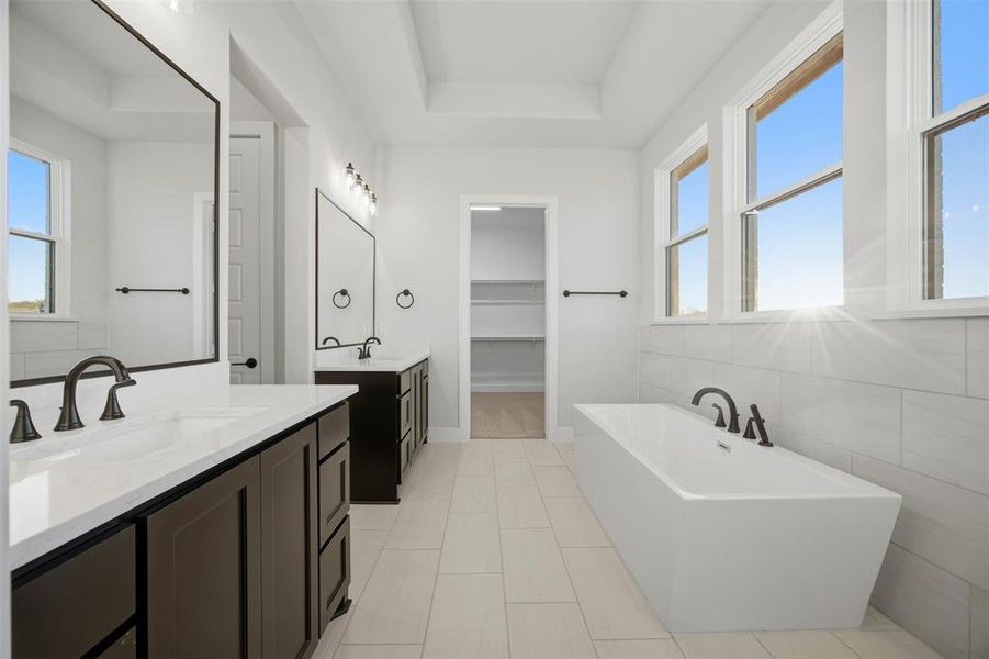 Furnished interior view inside a new home in Waterfall Ranch - 1 Acre Lots, Waxahachie (Image 9). Furnished interior view inside a new home in Waterfall Ranch - 1 Acre Lots, Waxahachie (Image 9).