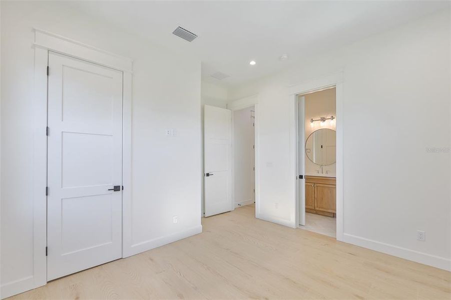 Spacious, unfurnished interior of a new home in , Tampa (Image 73).