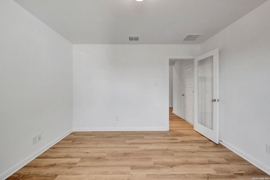 Spacious, unfurnished interior of a new home in Chaparral Ranch, Floresville (Image 29).