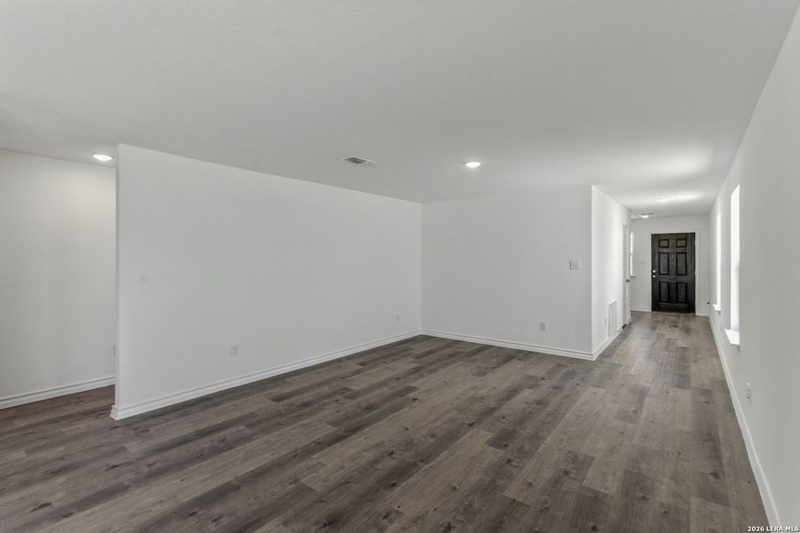 Spacious, unfurnished interior of a new home in Davis Ranch, San Antonio (Image 18).