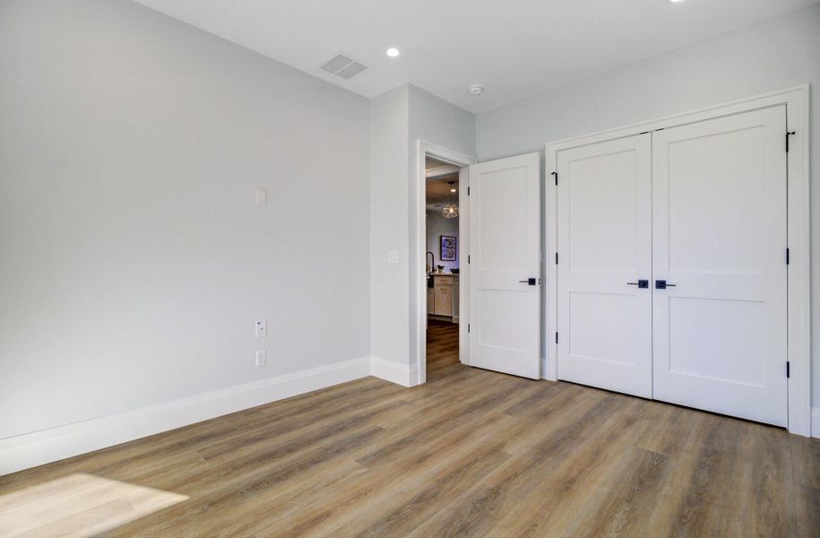 Spacious, unfurnished interior of a new home in , Charleston (Image 23).