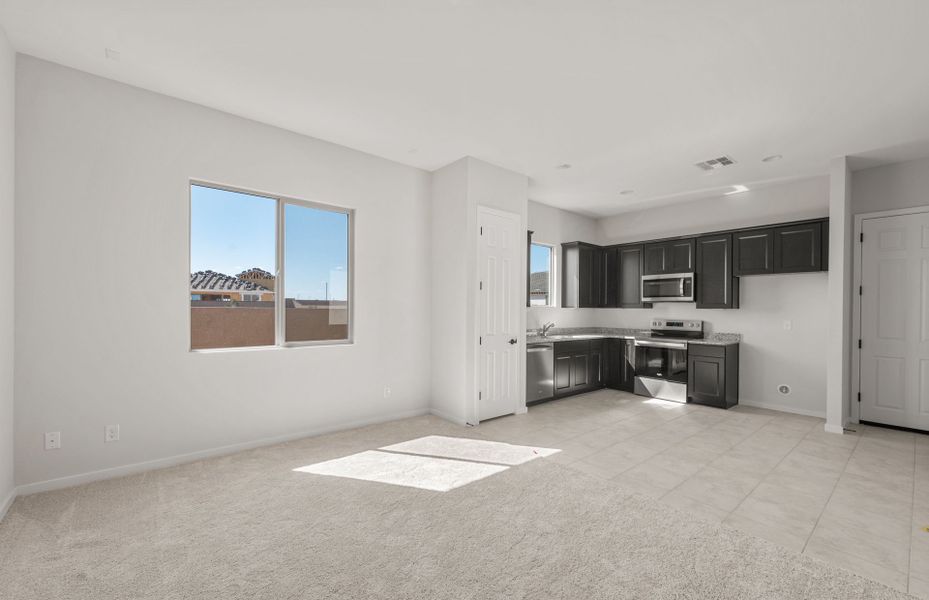 Spacious, unfurnished interior of a new home in Artisan at Asante, Surprise (Image 24).