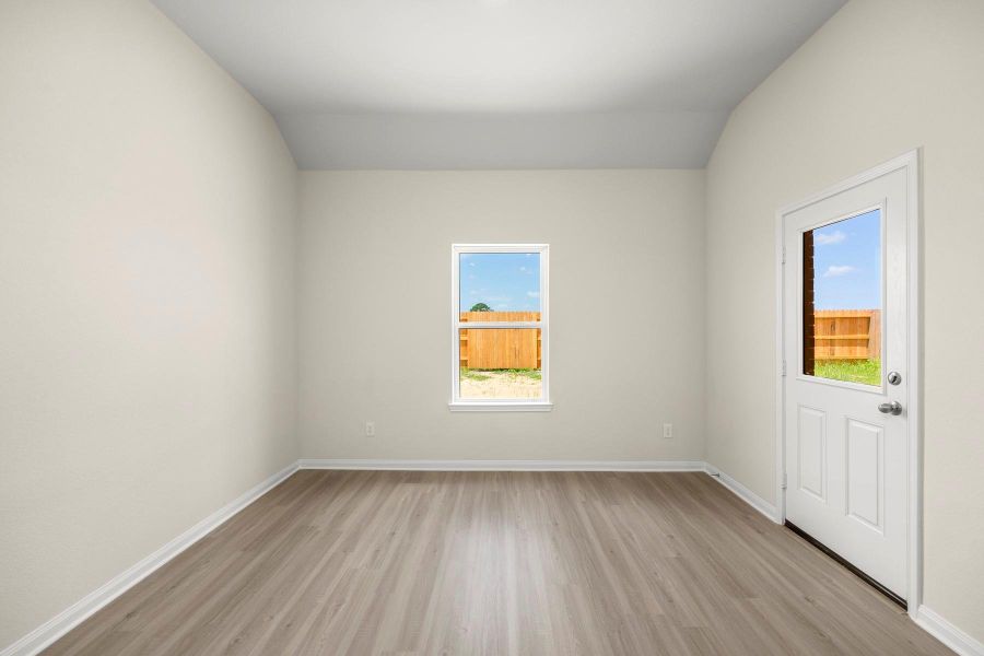Spacious, unfurnished interior of a new home in Lago Mar, Texas City (Image 4).
