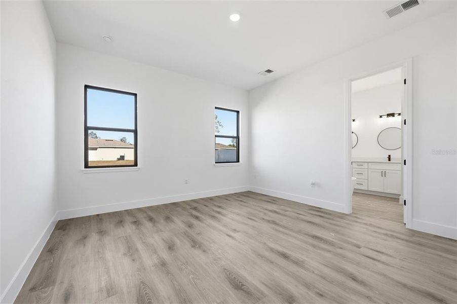 Spacious, unfurnished interior of a new home in , Ocklawaha (Image 47).
