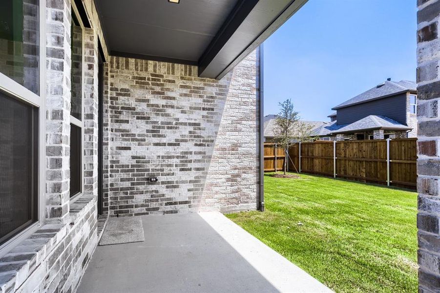 Covered patio with concrete flooring