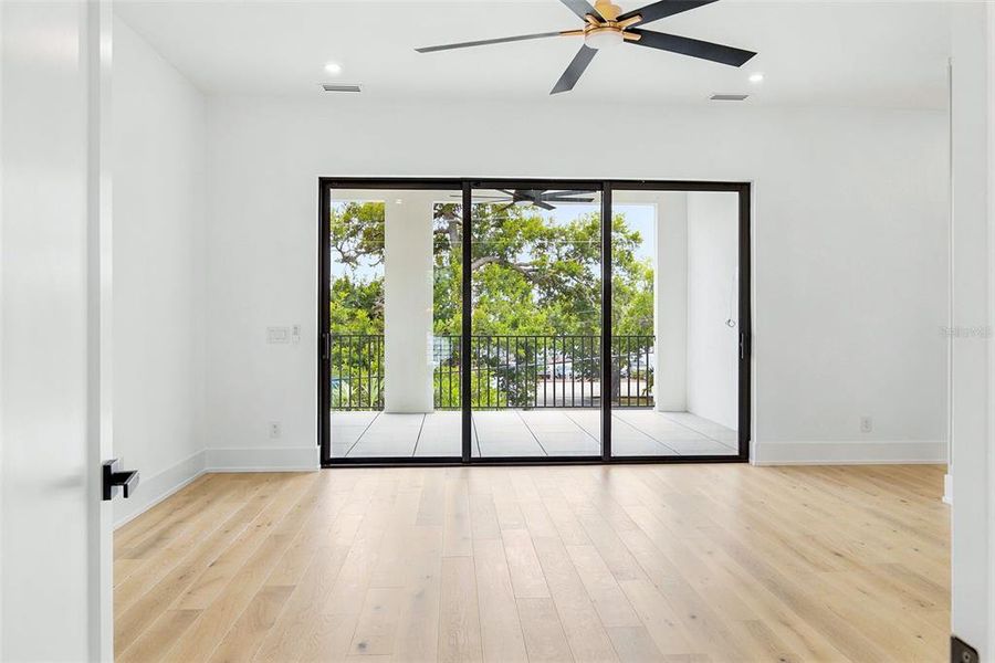 Spacious, unfurnished interior of a new home in , Sarasota (Image 44).