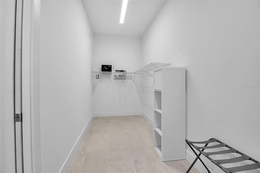 Spacious, unfurnished interior of a new home in , Sarasota (Image 19).