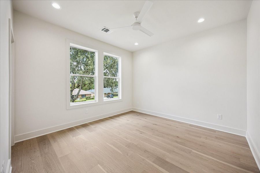With three guest suites upstairs plus the flexible study or 5th bedroom downstairs, you’ll always have room for company. This roomy suite offers wide plank engineered white oak flooring, a large walk-in closet and ensuite access to a full bathroom.