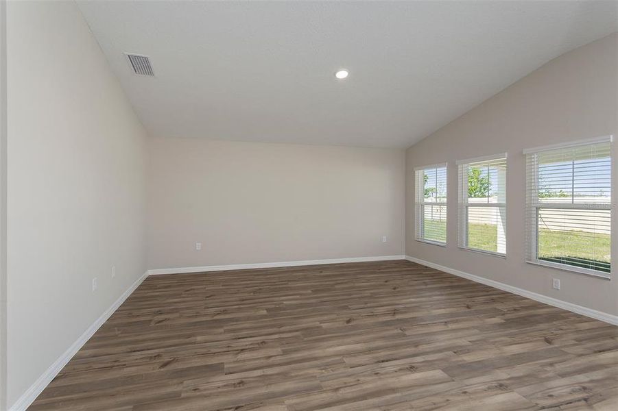 Spacious, unfurnished interior of a new home in Lawson Dunes, Haines City (Image 10).