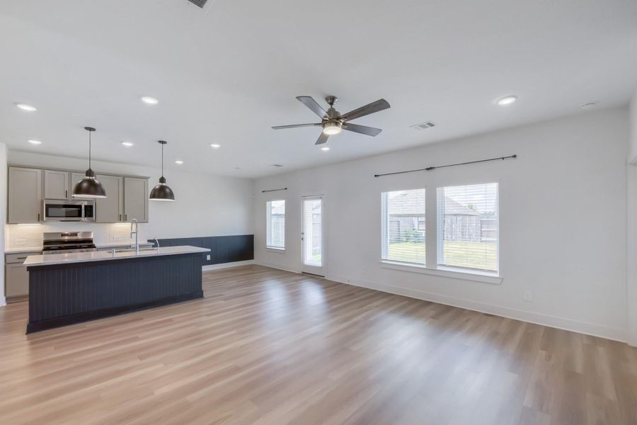 Spacious, unfurnished interior of a new home in Sorella, Tomball (Image 25). Spacious, unfurnished interior of a new home in Sorella, Tomball (Image 25).