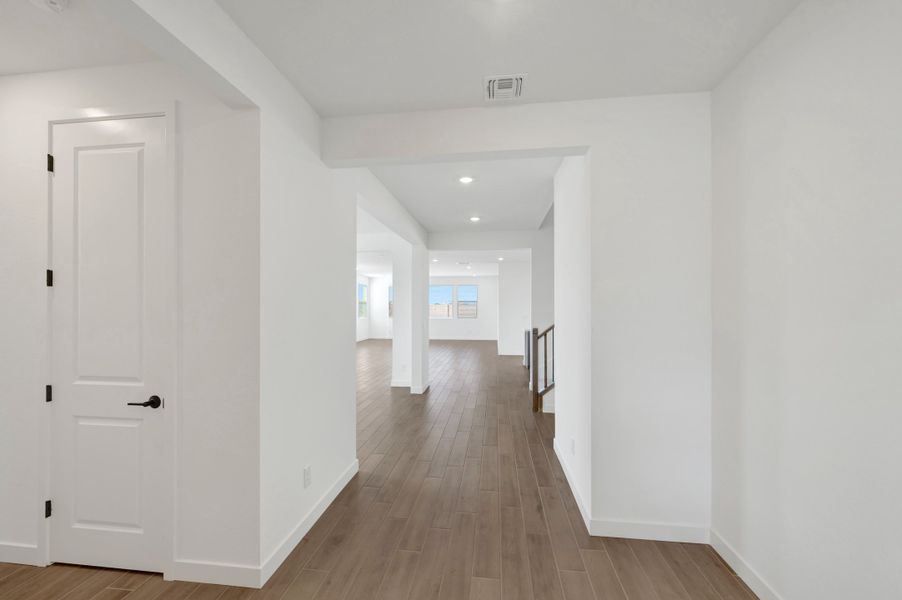 Spacious, unfurnished interior of a new home in Terraza, San Tan Valley (Image 24).