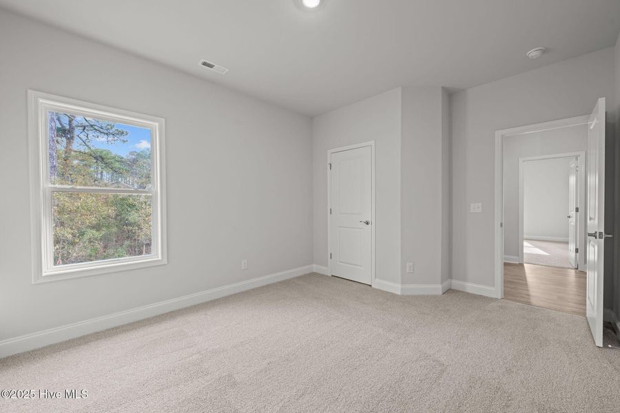 Spacious, unfurnished interior of a new home in Fairfield Harbour, New Bern (Image 28).