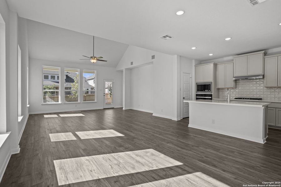 Spacious, unfurnished interior of a new home in Davis Ranch, San Antonio (Image 31). Spacious, unfurnished interior of a new home in Davis Ranch, San Antonio (Image 31).