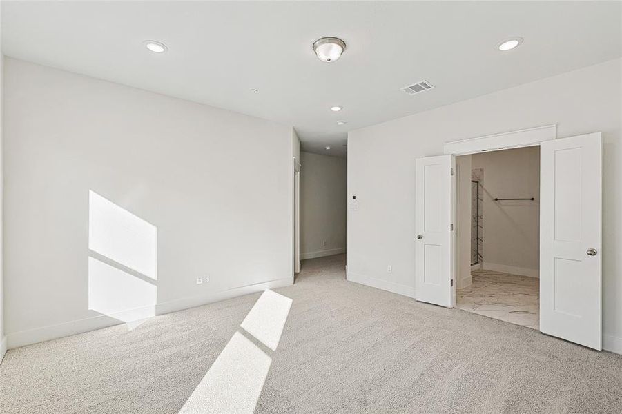 Spacious, unfurnished interior of a new home in Collin Creek, Plano (Image 23).