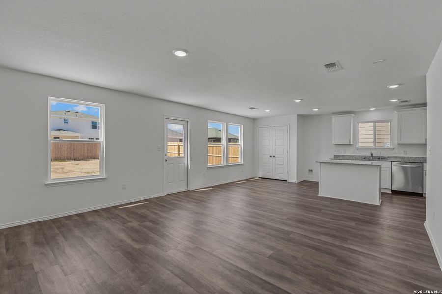 Spacious, unfurnished interior of a new home in Lily Springs, Seguin (Image 12).