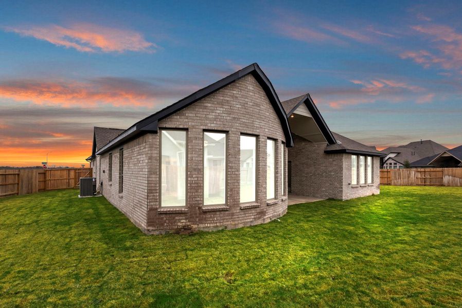 Exterior details and patio area of a home in Valencia 60', Manvel (Image 23).
