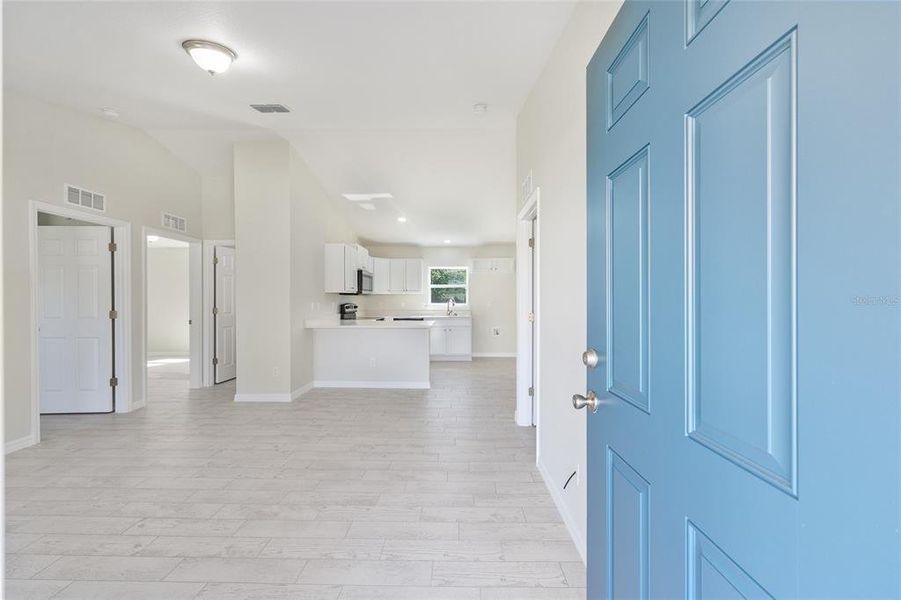 Spacious, unfurnished interior of a new home in , Ocala (Image 12).