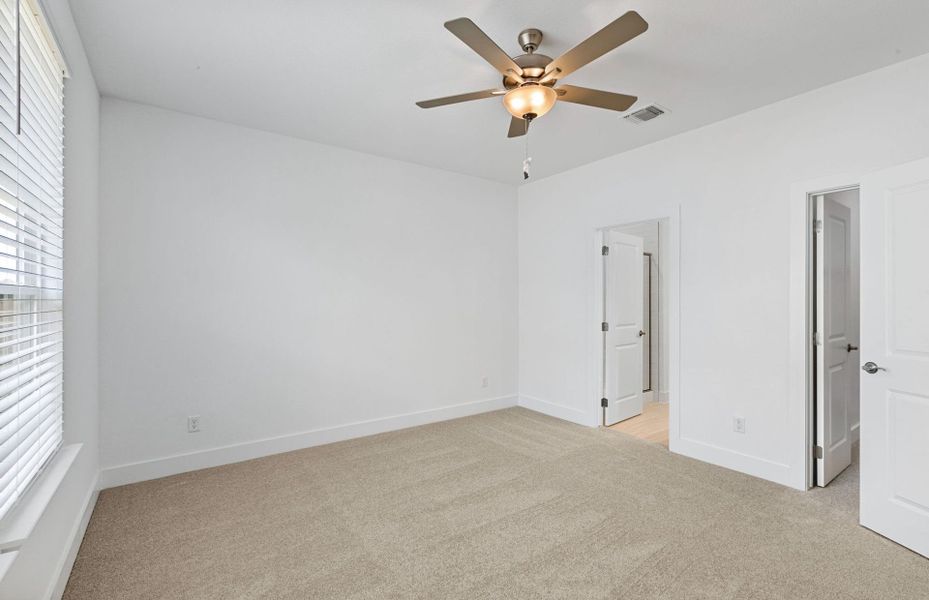 Spacious, unfurnished interior of a new home in Crosswinds, Kyle (Image 15).