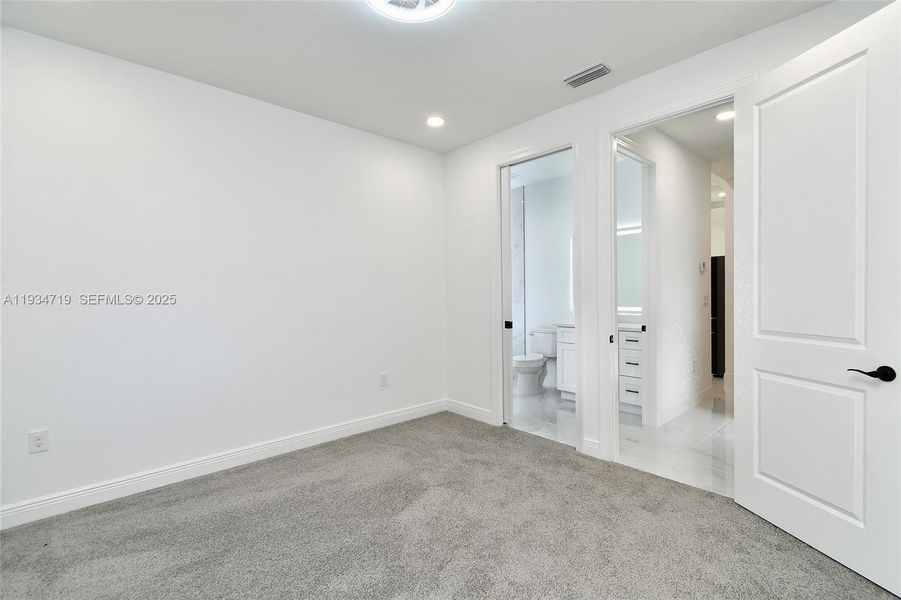 Spacious, unfurnished interior of a new home in , Lehigh Acres (Image 23).