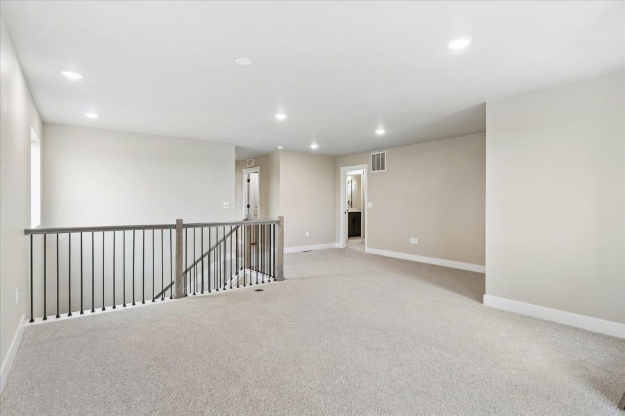 Spacious, unfurnished interior of a new home in Aspen Meadows-4, Colorado Springs (Image 38).