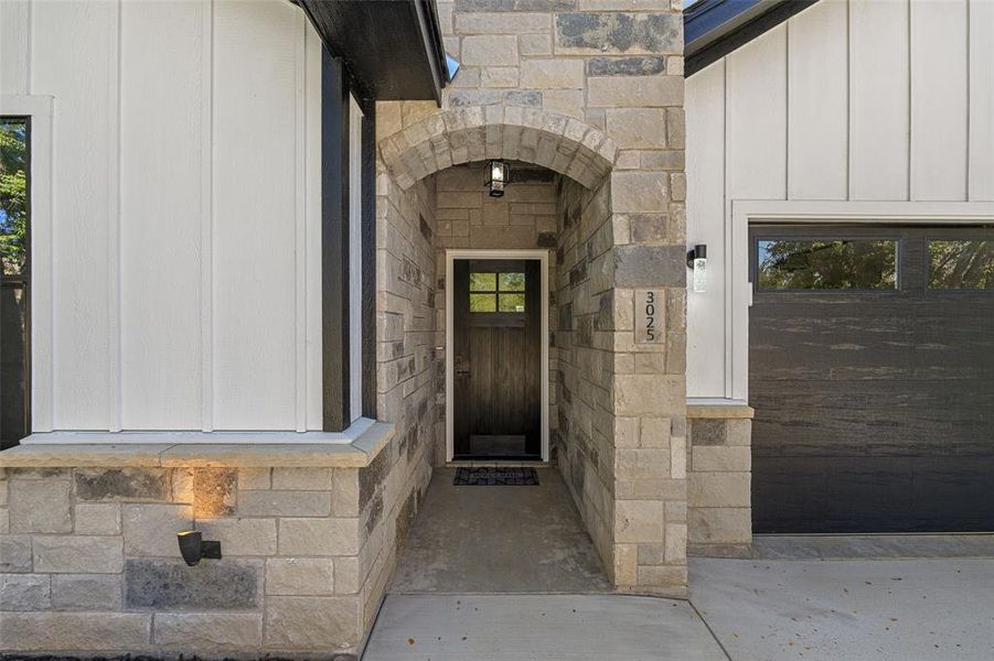 Exterior details and patio area of a home in , Granbury (Image 21).