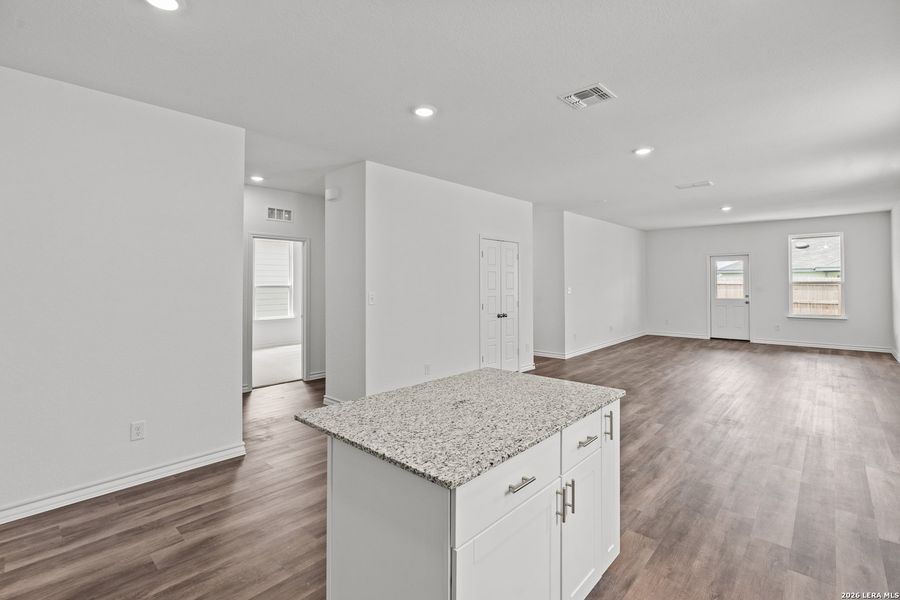 Spacious, unfurnished interior of a new home in Cinco Lakes, San Antonio (Image 14).
