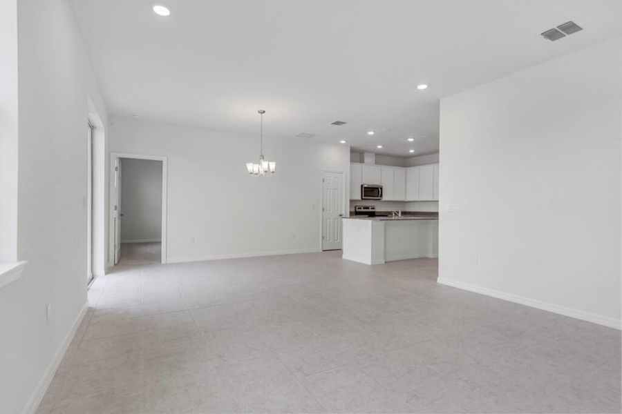 Spacious, unfurnished interior of a new home in Eden Hills, Lake Alfred (Image 8).