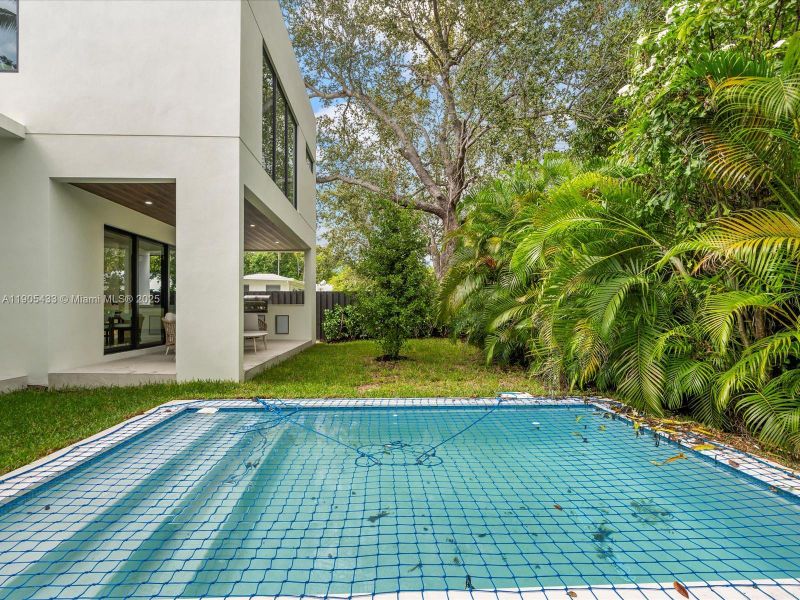 Exterior details and patio area of a home in , Miami (Image 27).