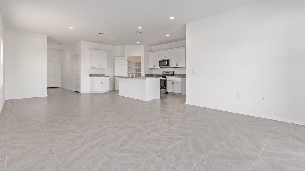 Spacious, unfurnished interior of a new home in Saguaro Bloom, Marana (Image 14).