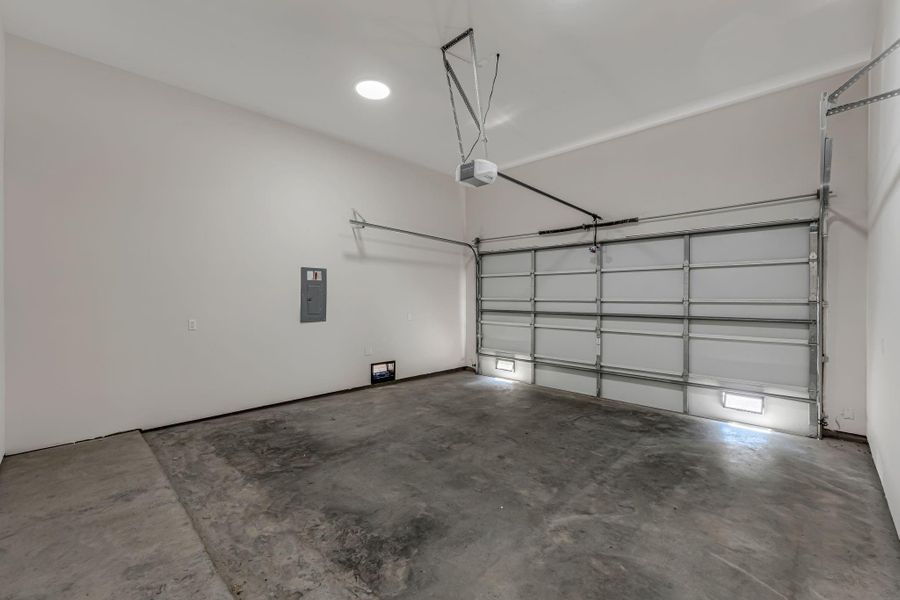 Spacious, unfurnished interior of a new home in , Houston (Image 15).