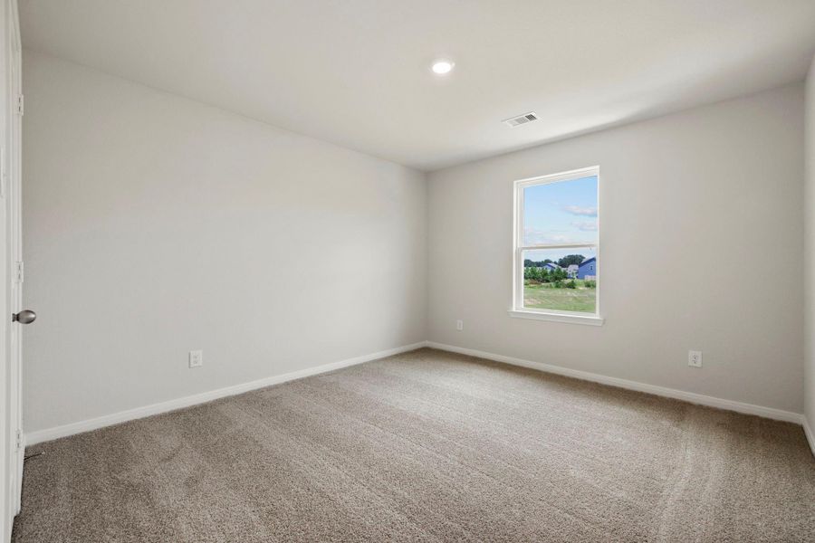 Spacious, unfurnished interior of a new home in Pinewood Trails, Cleveland (Image 18).