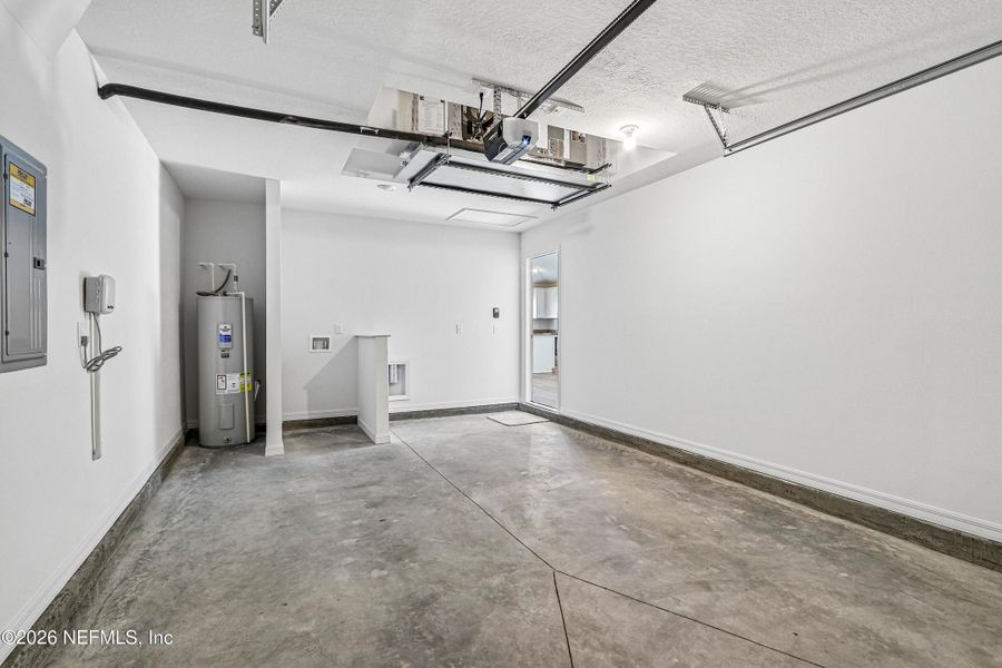 Spacious, unfurnished interior of a new home in , Jacksonville (Image 20).