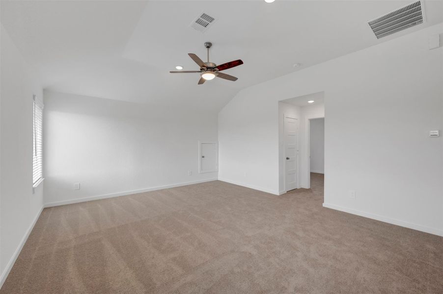 Spacious, unfurnished interior of a new home in Wildrye, Waller (Image 33).