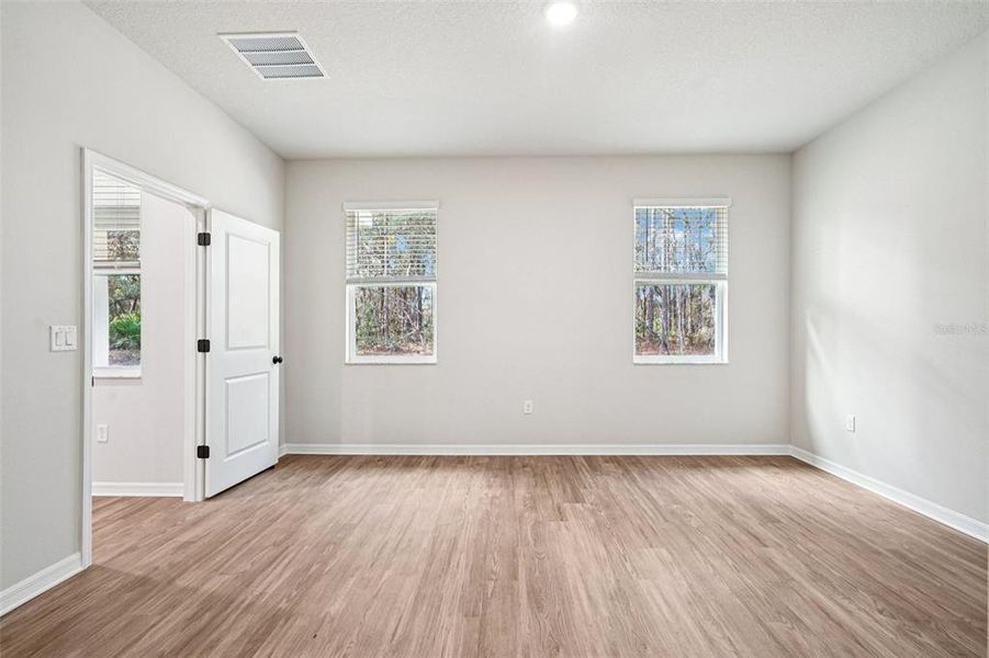 Spacious, unfurnished interior of a new home in , Ocala (Image 14).