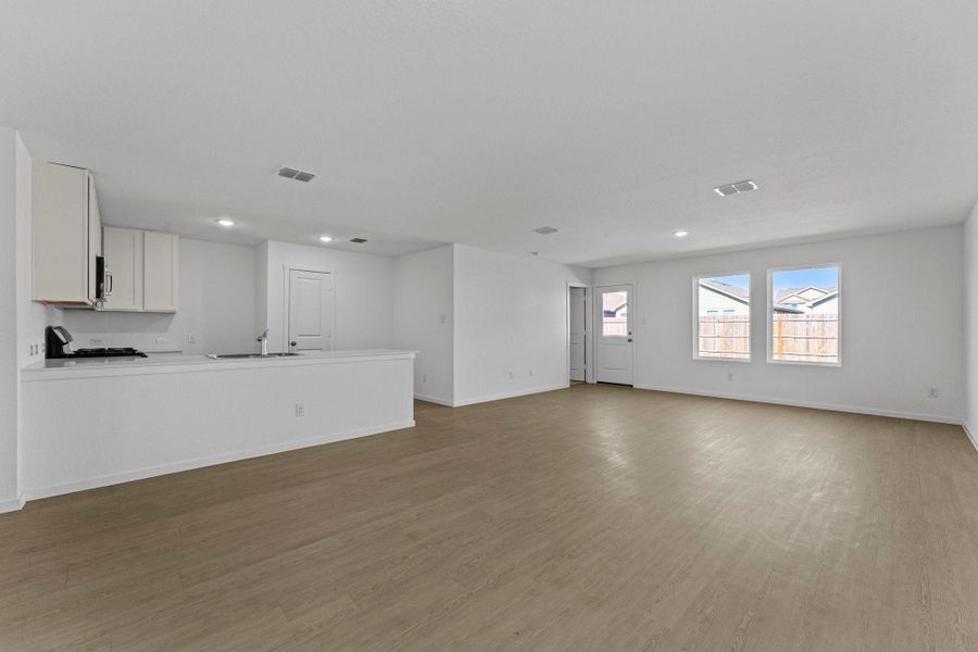 Spacious, unfurnished interior of a new home in Friendship Oaks, Fredericksburg (Image 20).