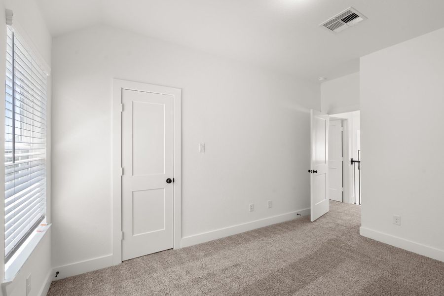 Spacious, unfurnished interior of a new home in Wood Leaf Reserve, Tomball (Image 18).