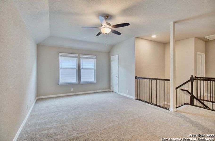 Spacious, unfurnished interior of a new home in Stream Waters, Seguin (Image 14).