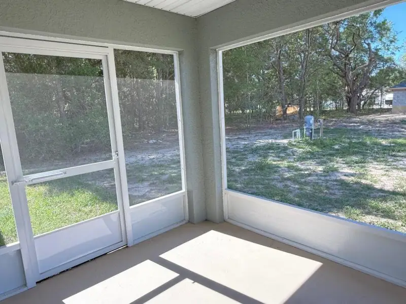 Exterior details and patio area of a home in , Dunnellon (Image 3).